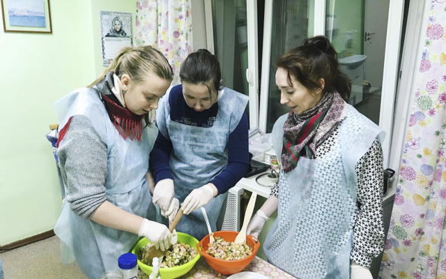 Заставка для - Новогодний оливье и воздушный омлет: как прошла «Кулинарная школа» для Лучших друзей