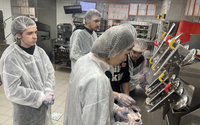 Заставка для - От мечты к карьере: участники «Лучших друзей» узнали секреты ресторана