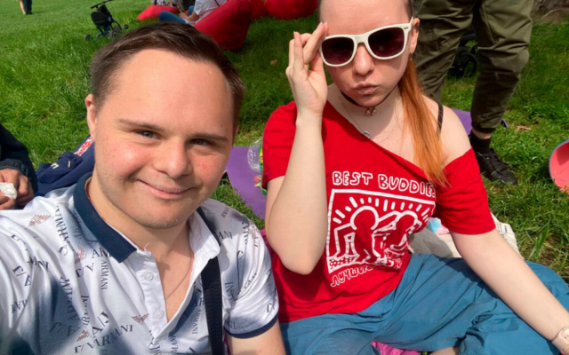 Заставка для - Истории любви, спорта и кино: как люди с синдромом Дауна становятся опорой для других